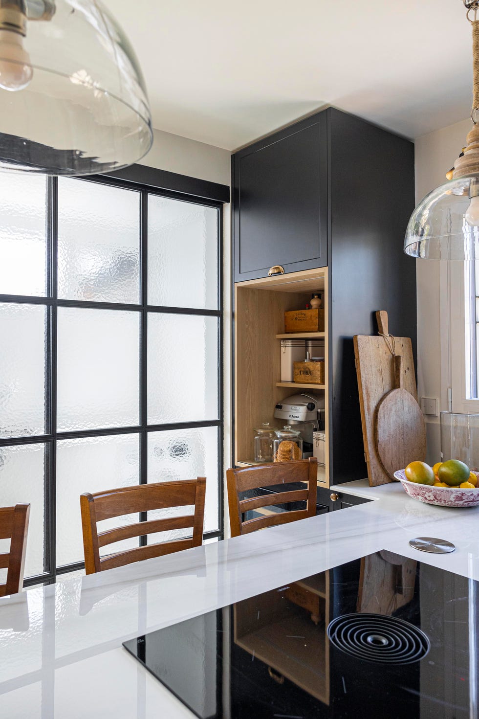 cocina de estilo romántico en color antracita con cerramientos de cristal