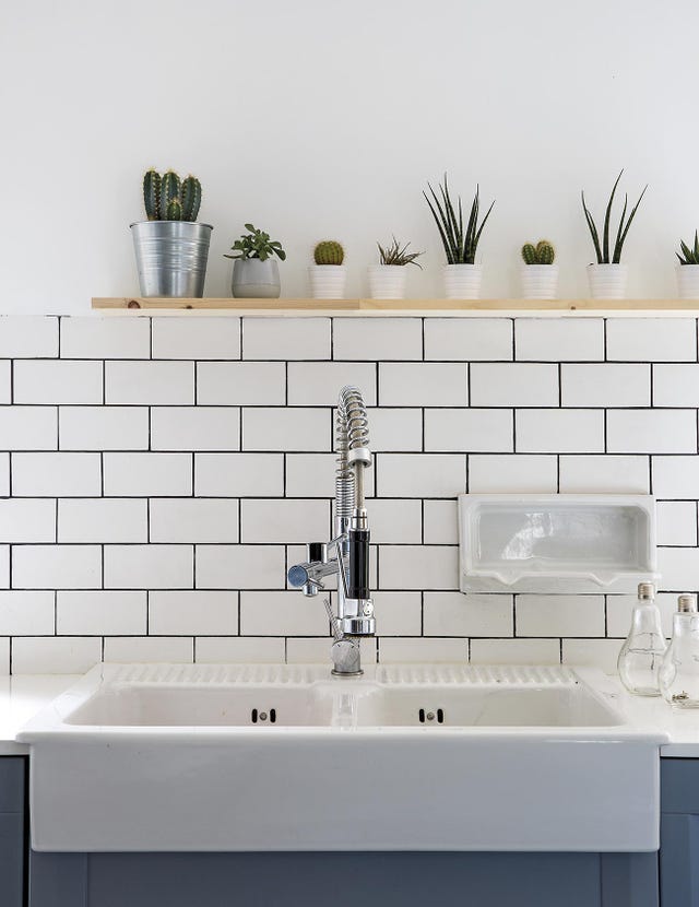 cocina con azulejos retro y lechada en gris antracita