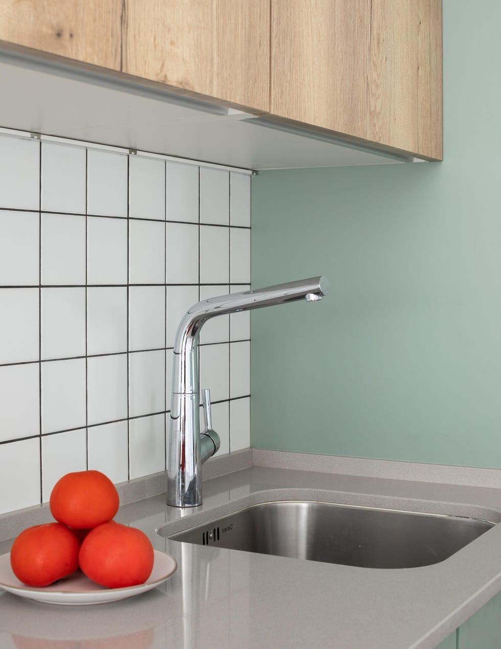 cocina en línea para un apartamento pequeño en san sebastián con espacio abierto