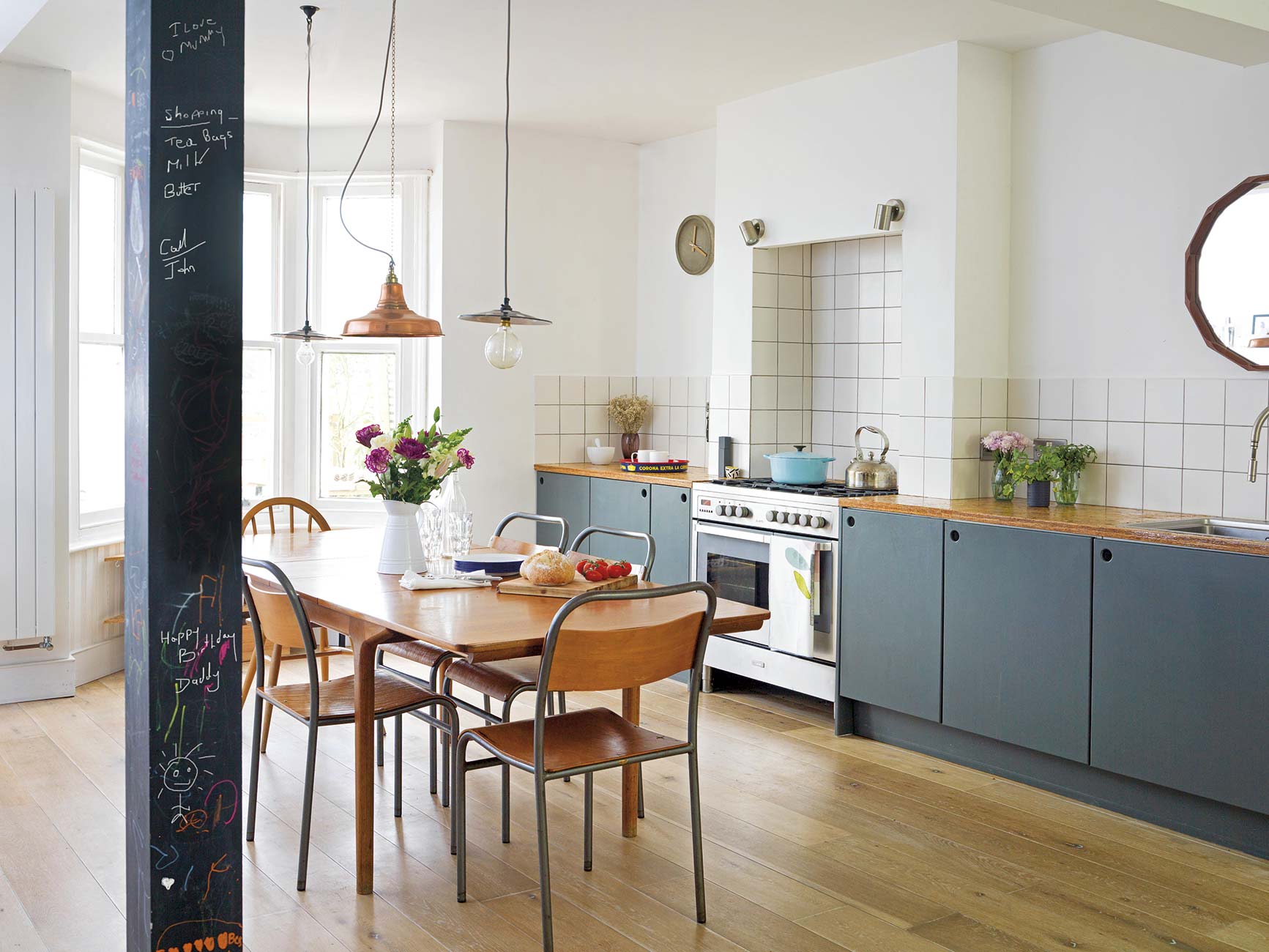 cocina con comedor de madera