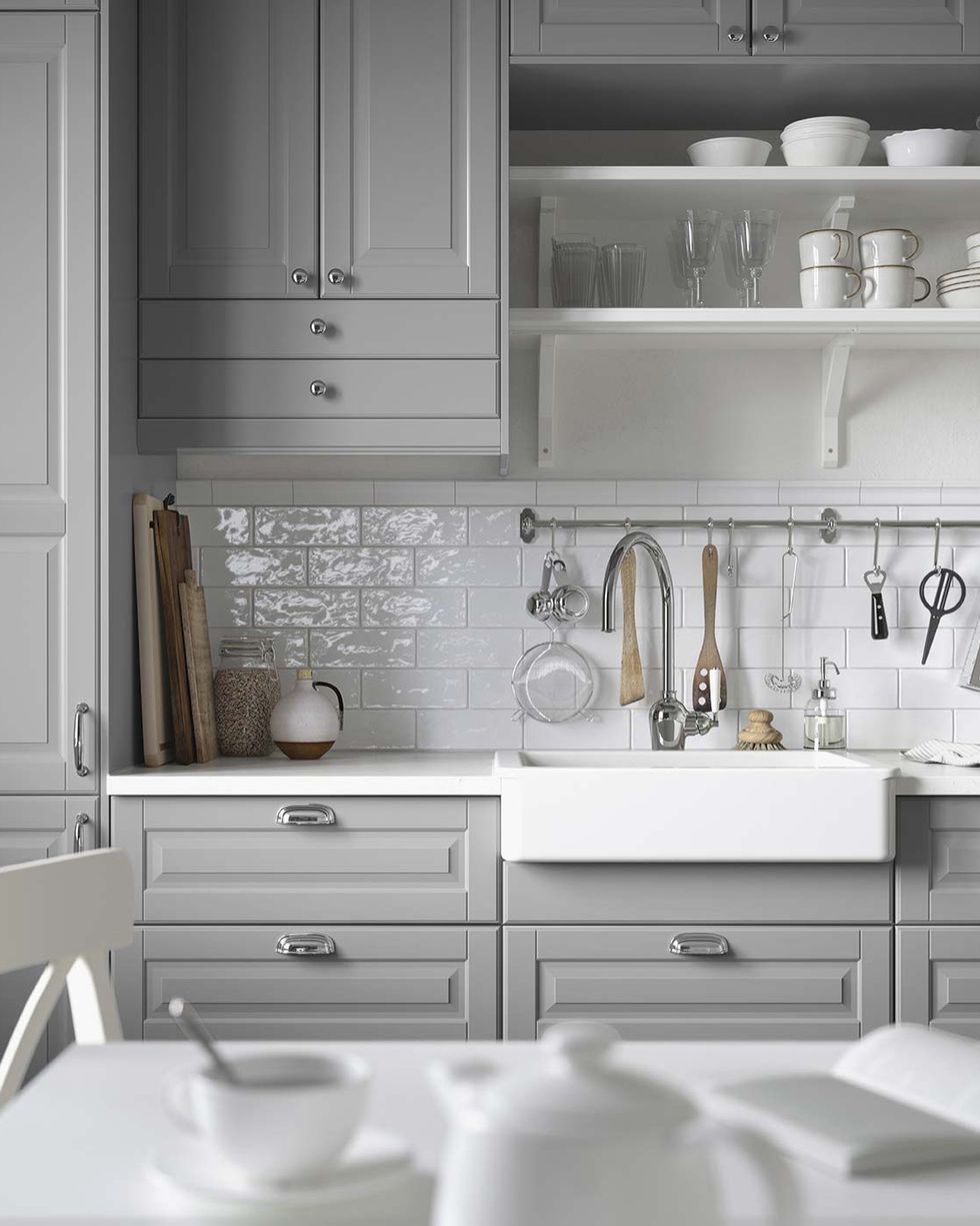 Interior de cocina blanco minimalista y moderno con muebles y accesorios de  cocina en una elegante decoración para el hogar detalles de windows  plantilla