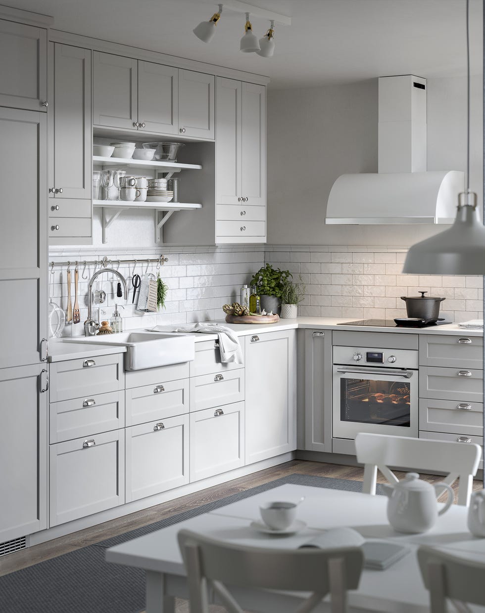 cocina de ikea en color gris en estilo rústico con tiradores vintage