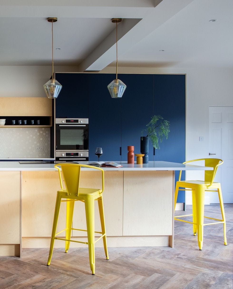 cocina industrial con colores vibrantes
