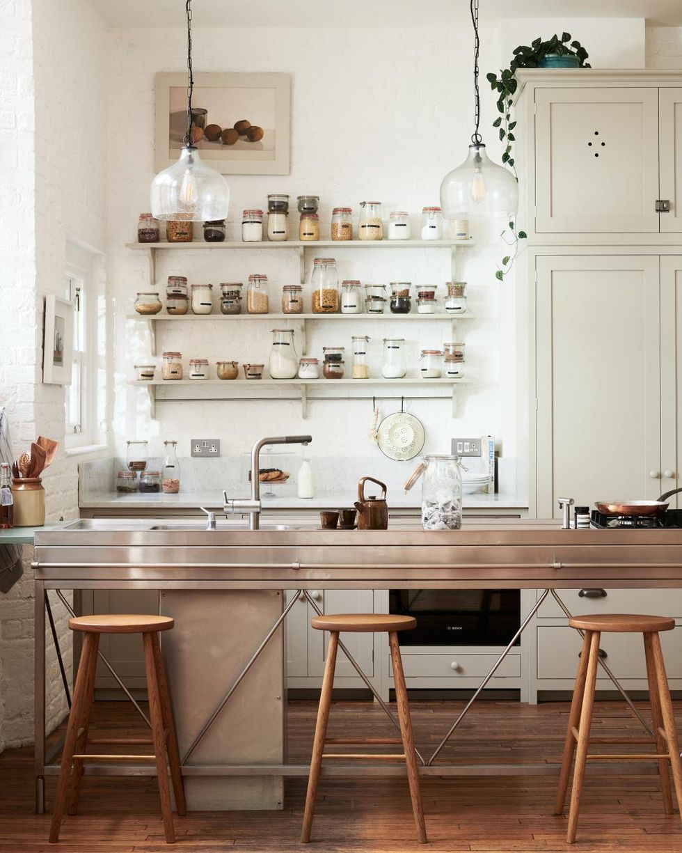 Taburetes estilo industrial en una barra de desayuno