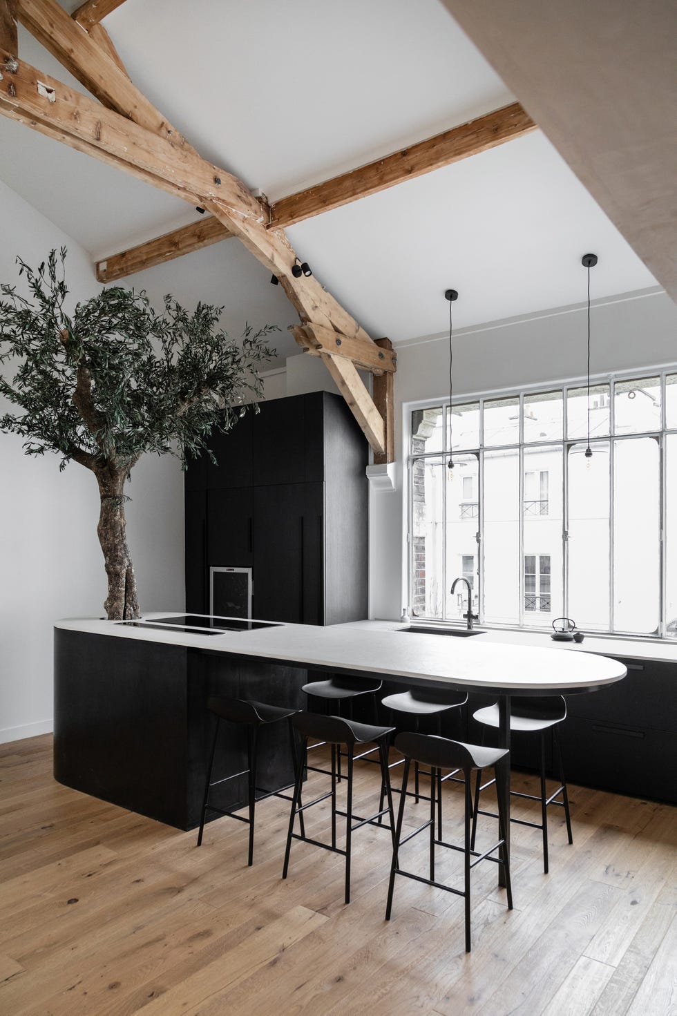 cocina con isla del dúplex del proyecto duplex casa saussure, de leymarie gourdon arquitectes
