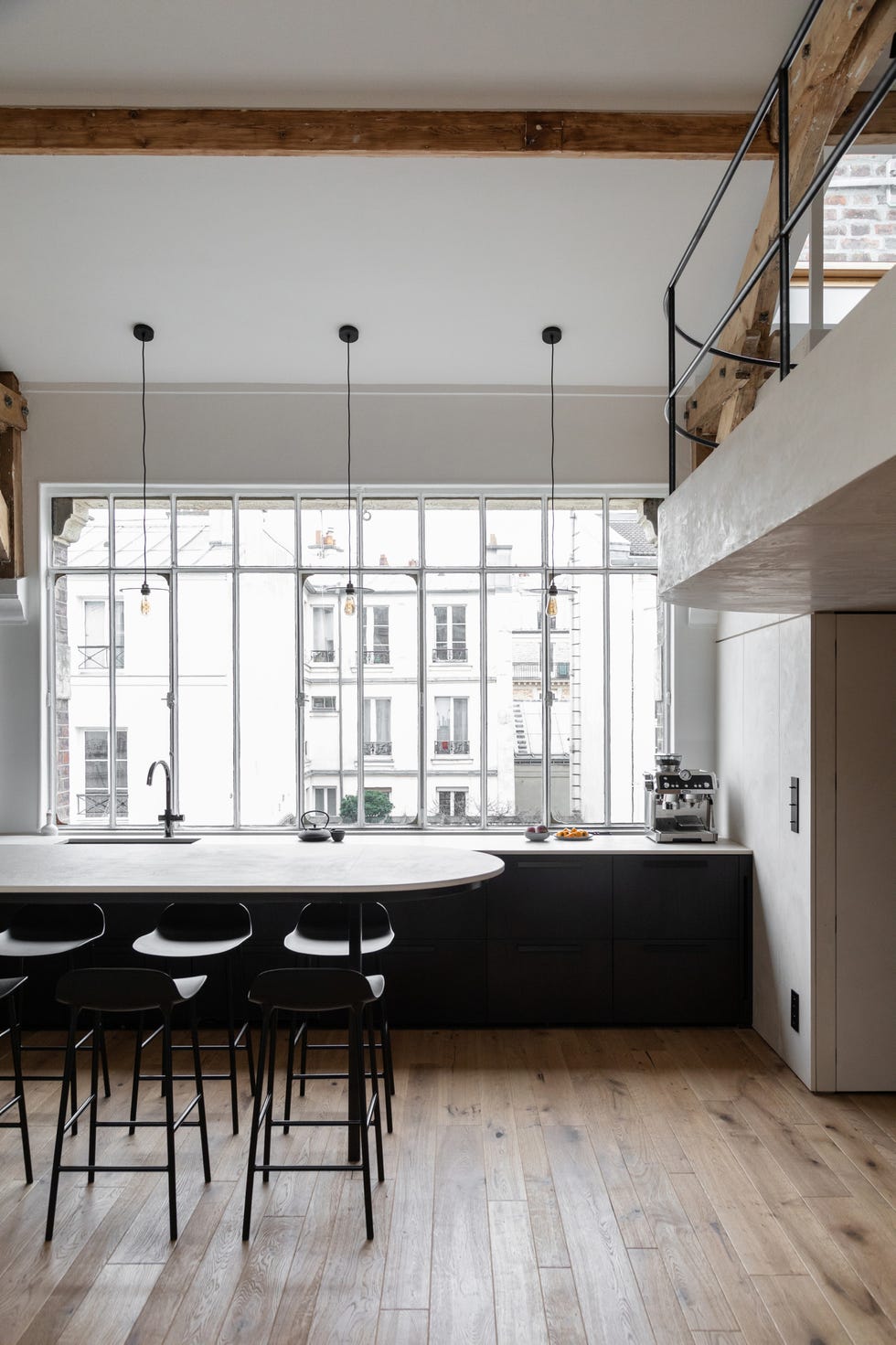 cocina con isla con iluminacion natural del dúplex del proyecto duplex casa saussure, de leymarie gourdon arquitectes
