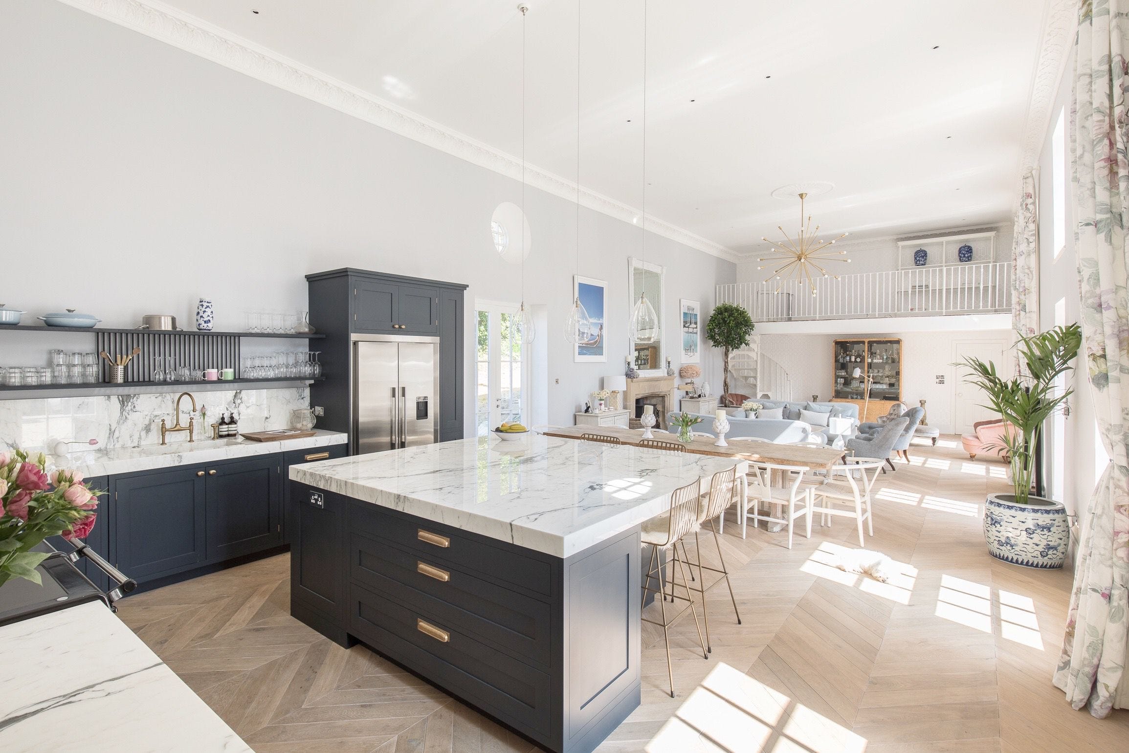 cocina abierta en una casa de estilo victoriano
