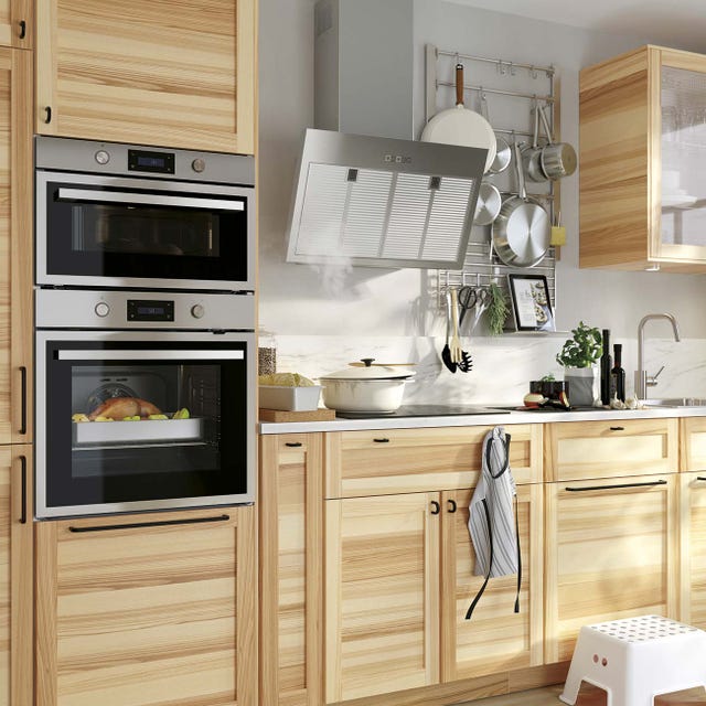 cocina de madera con campana extractora vertical