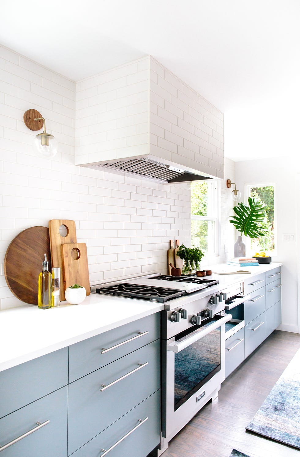 Cocina abierta diseñada por Maple & Plum