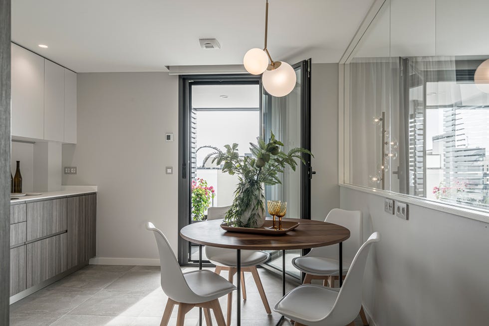 cocina moderna abierta con office