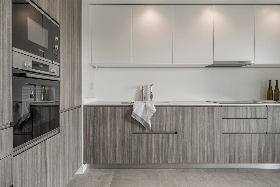 cocina moderna con armarios de madera sin tiradores y en color blanco