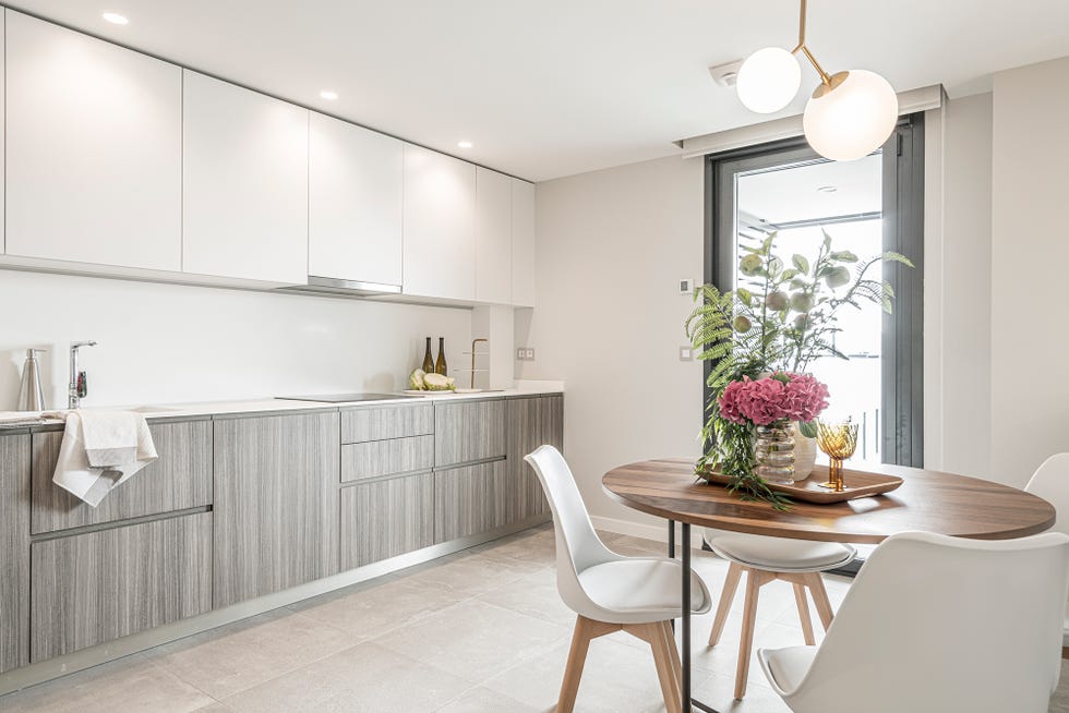 cocina moderna abierta con office