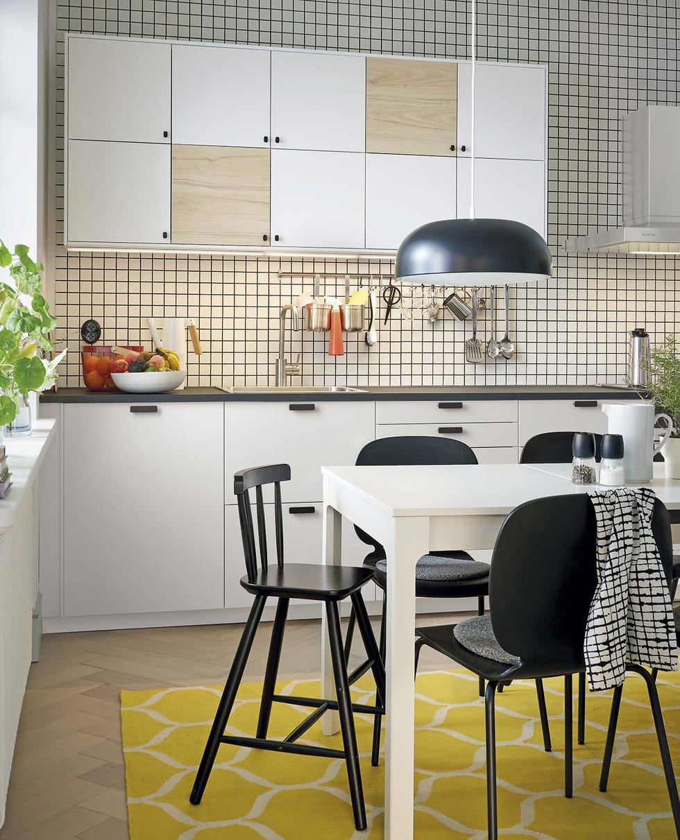 cocina con comedor en blanco, negro y amarillo