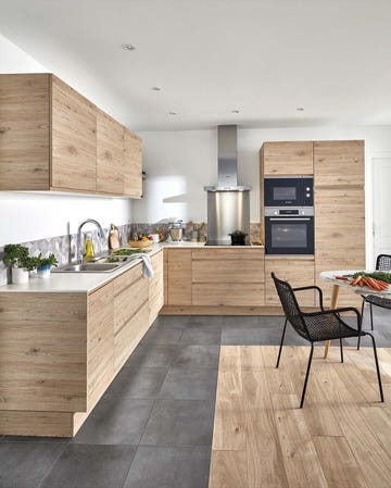 cocina moderna con muebles de madera