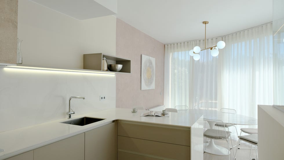 cocina moderna con barra y office