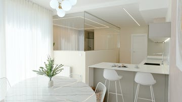 cocina moderna con barra y office