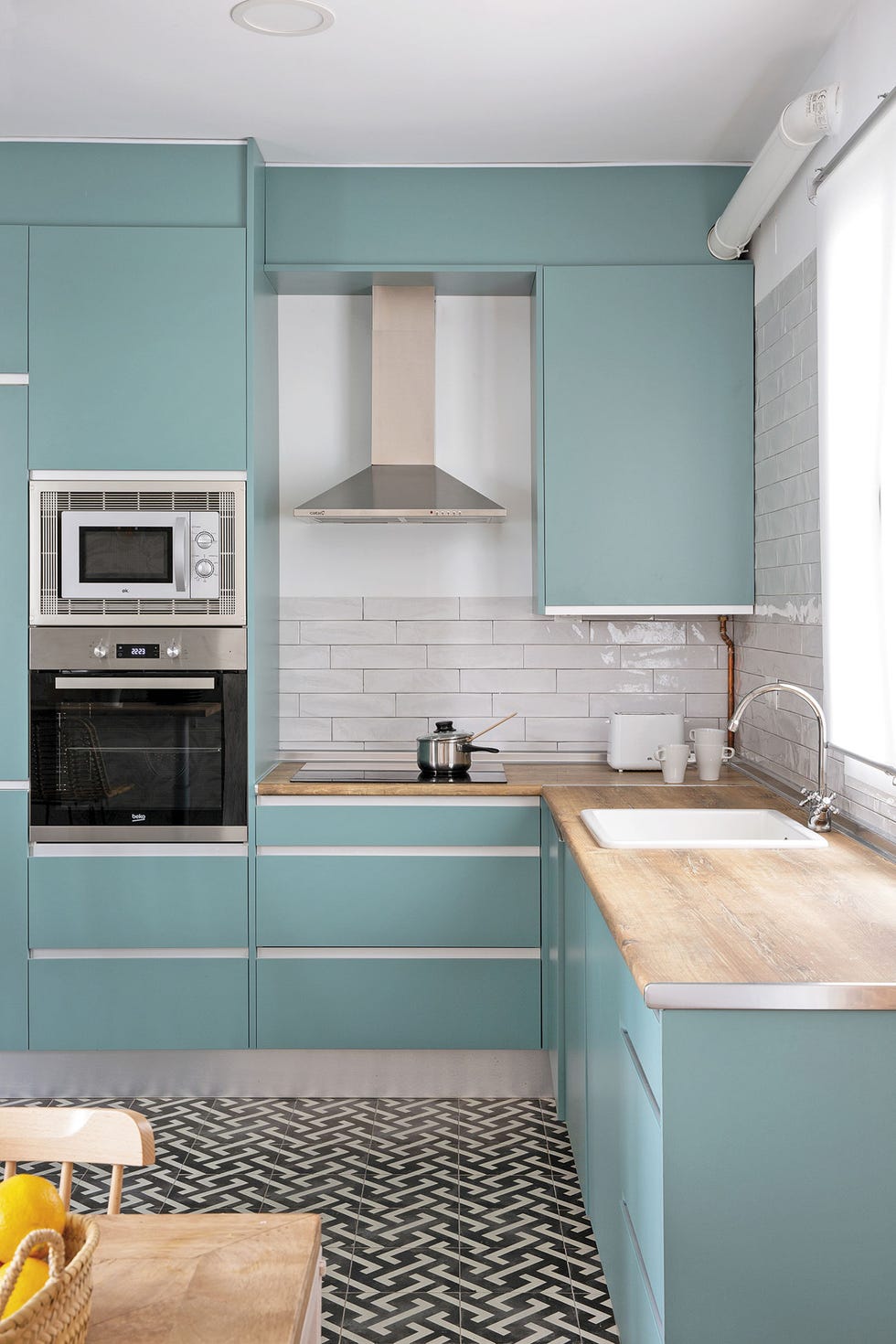 cocina moderna con muebles en turquesa