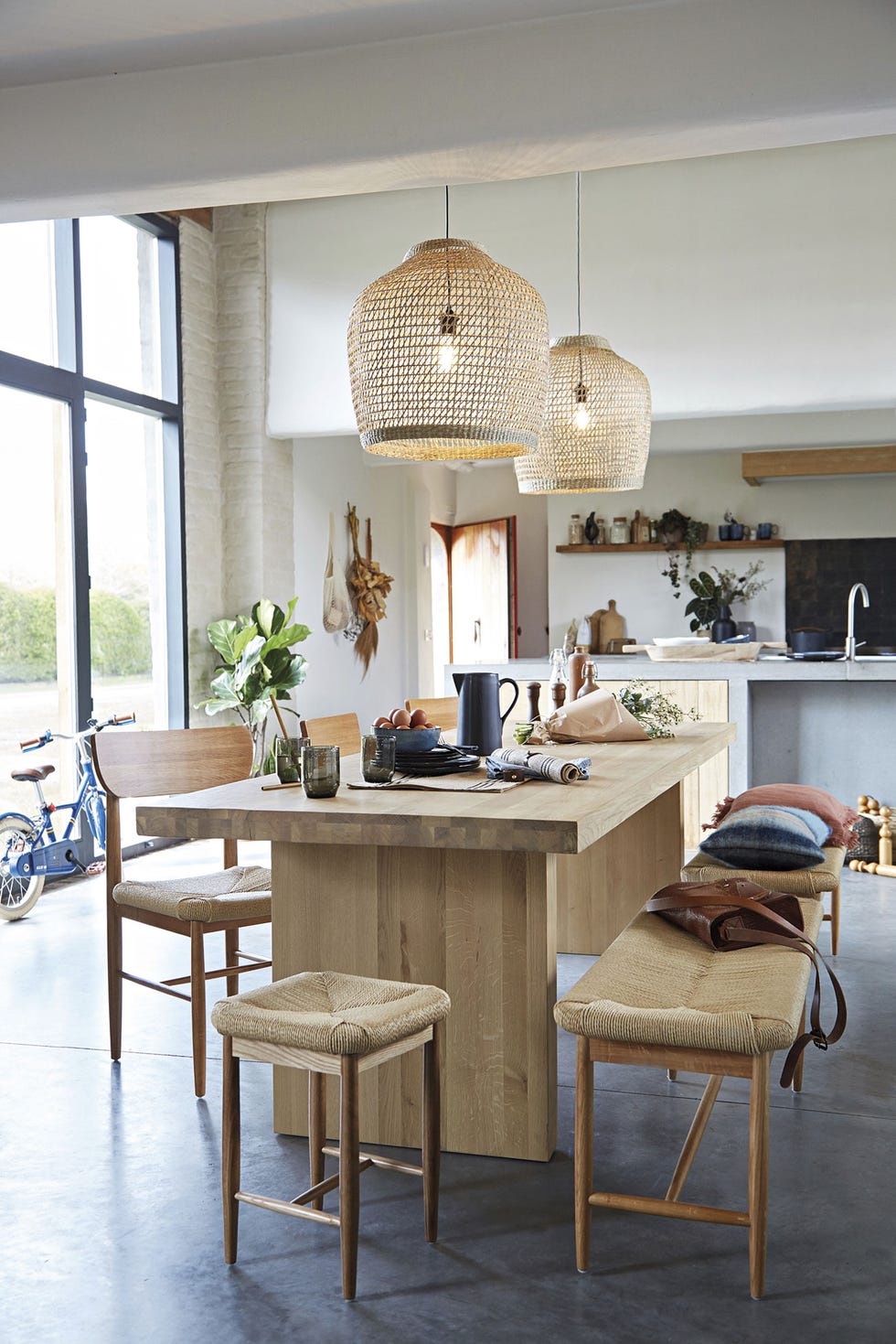 cocina grande abierta con isla de madera