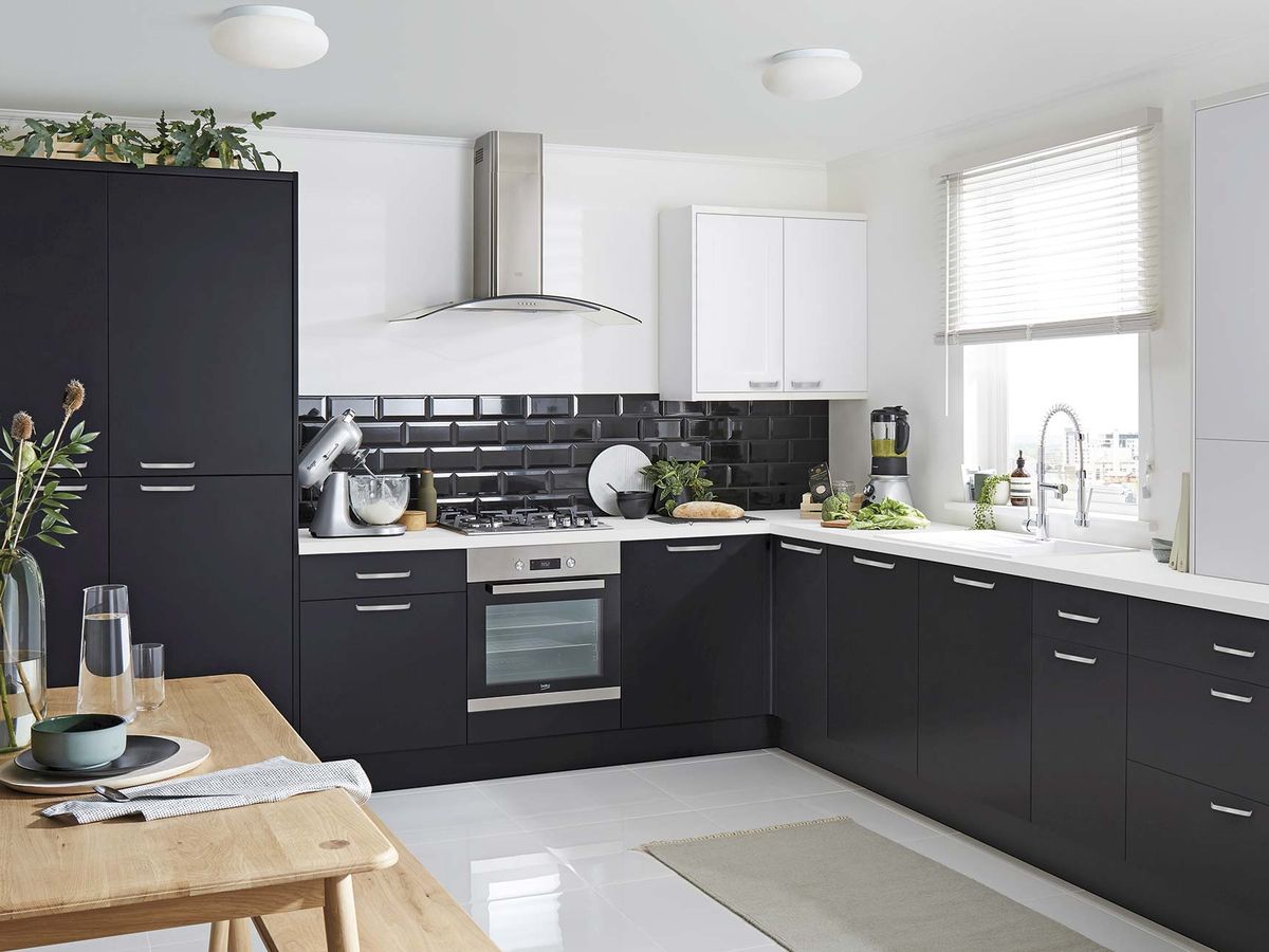 Una cocina en blanco y negro sofisticada