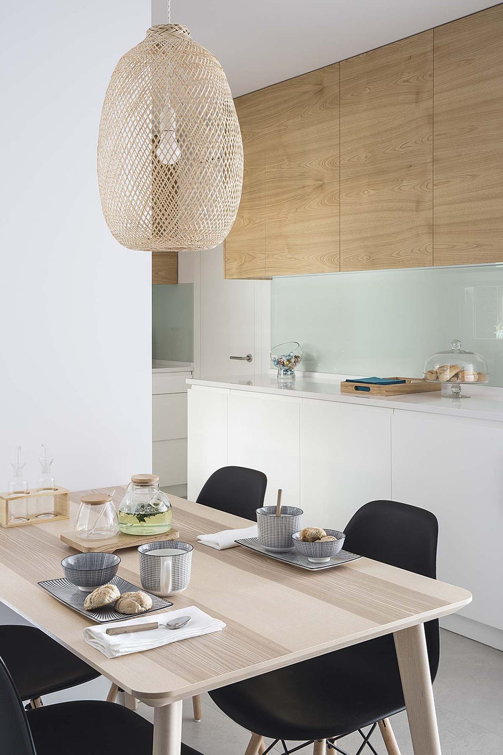 cocina con office en blanco y madera, después de la reforma