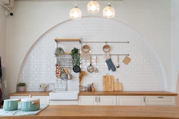 ideas para organizar el menaje en cocinas pequenas con colgadores de pared de ikea