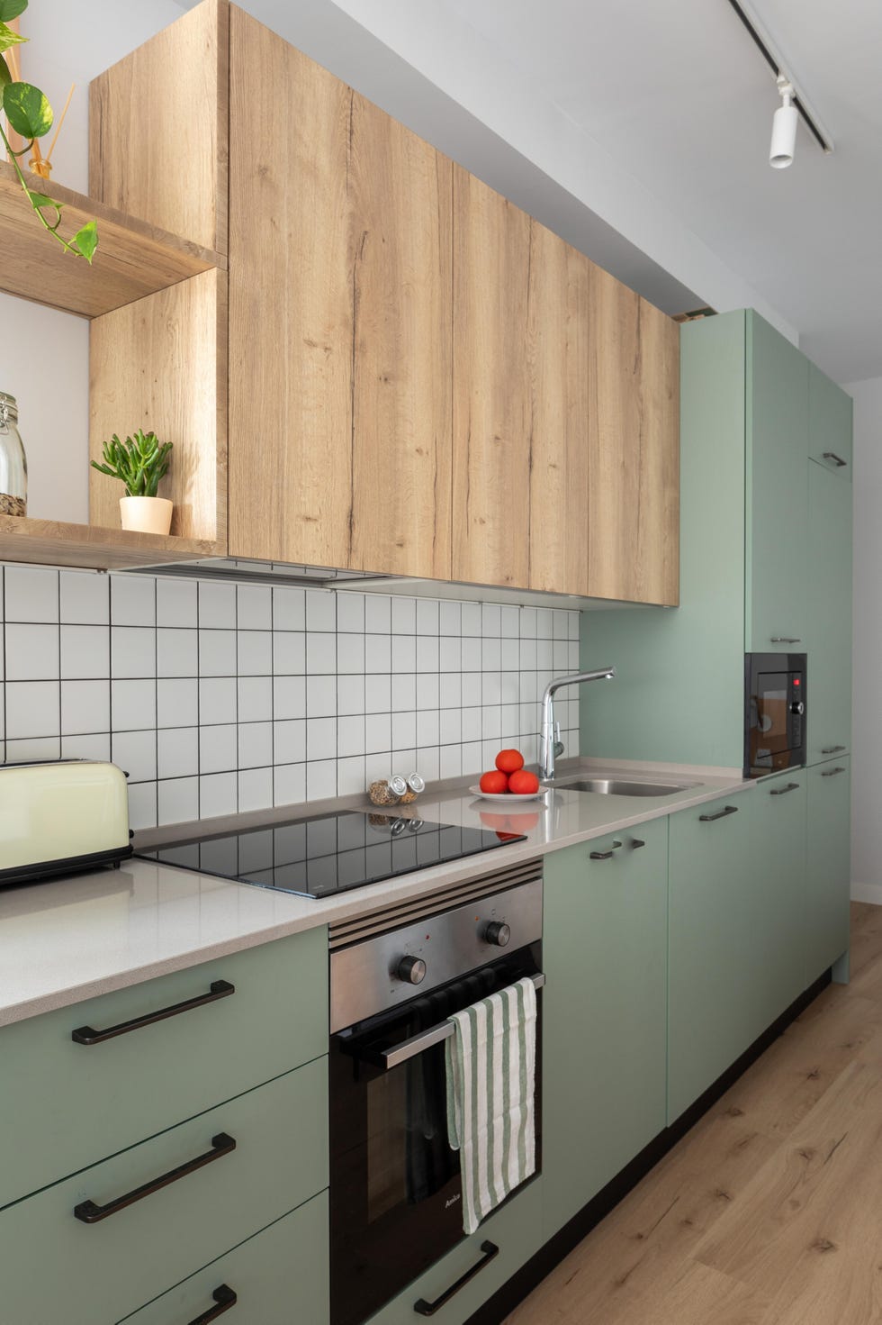cocina con horno y microondas en un apartamento pequeño en san sebastián con espacio abierto
