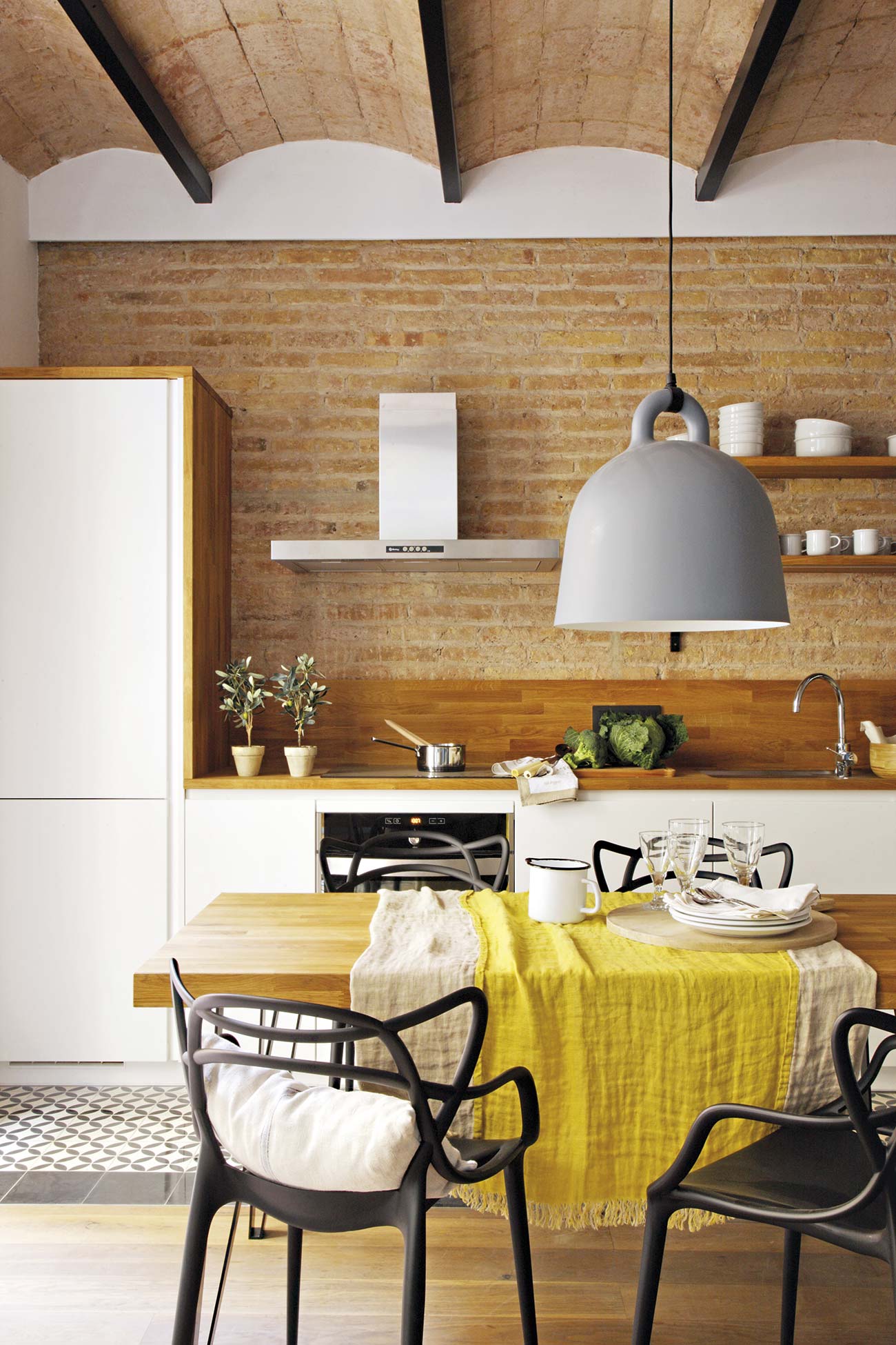 cocina moderna con pared de ladrillo