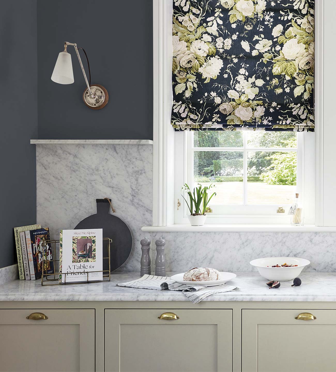 cocina moderna con paredes en color gris y estor de flores