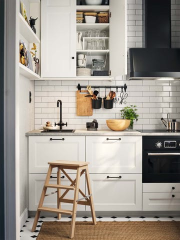 cocina pequeña en blanco y negro
