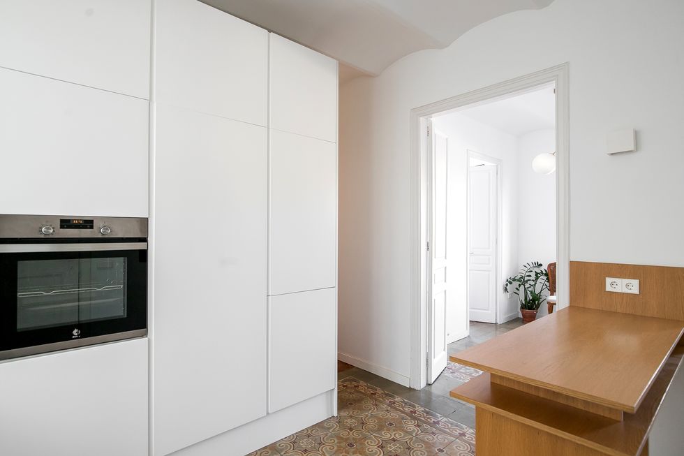cocina pequeña moderna decorada en color blanco