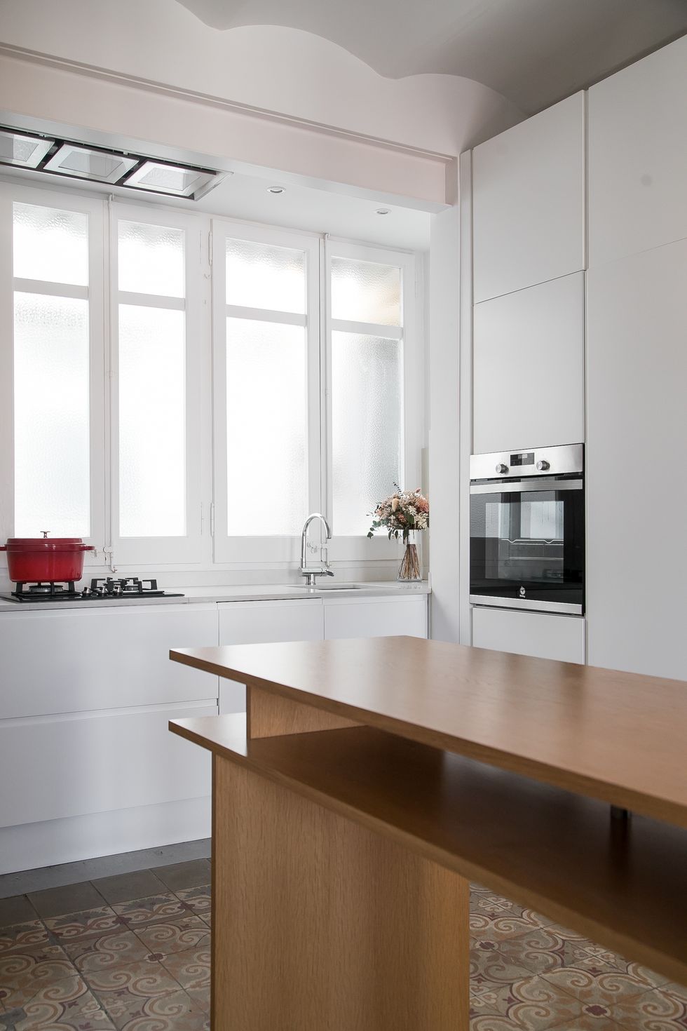 cocina pequeña moderna decorada en color blanco