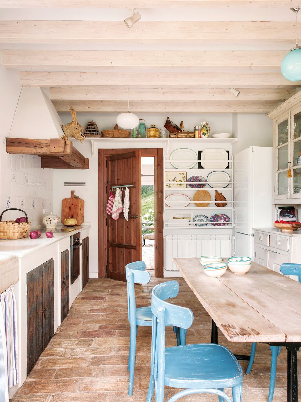 Un banco para comer en la cocina  Cocinas casa de campo, Decoración de  unas, Diseño de interiores de cocina