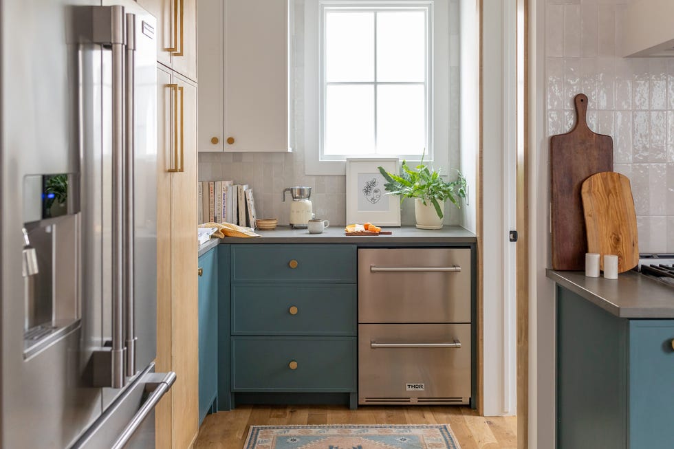 cocina rústica con armarios de color azul apagado