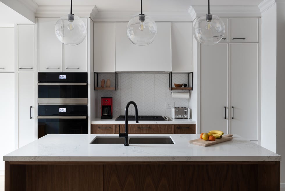 cocina abierta con isla central de estilo escandinavo