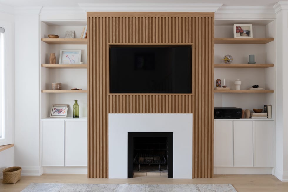 salón escandinavo con panelado de madera en la chimenea