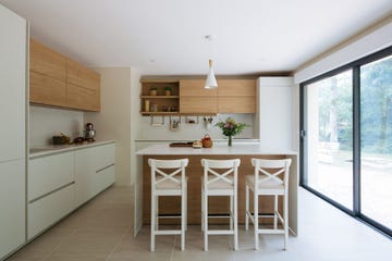 cocina con muebles de madera de santos