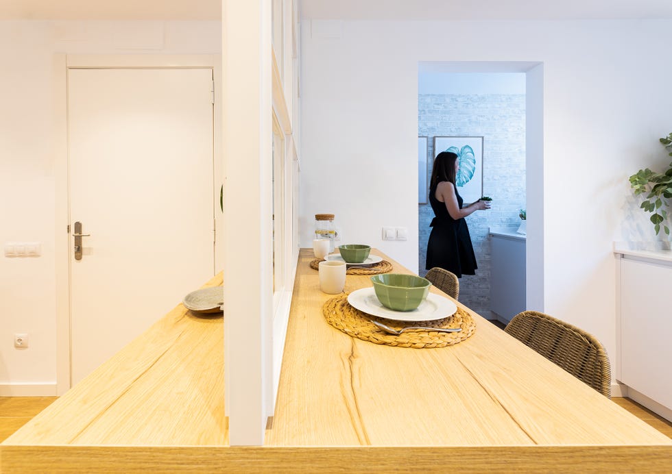 encimera de madera como barra de desayunos