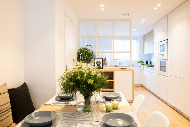 cocina semi abierta al salón con estilo nórdico
