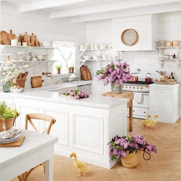 cocina blanca decorada con flores estilo romántico