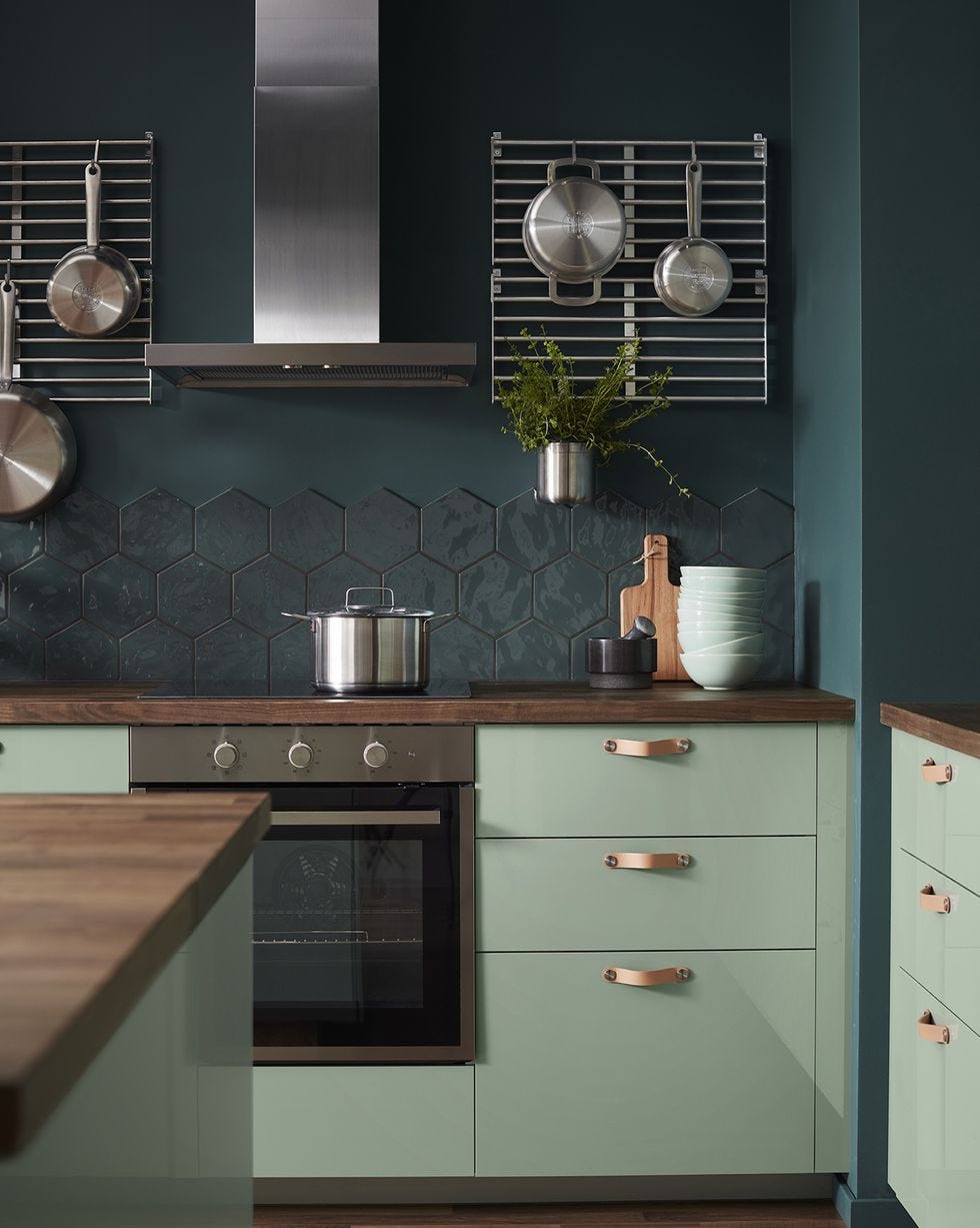 cocina con muebles en blanco y verde