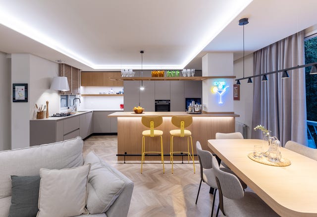 cocina con isla central abierta al salón comedor