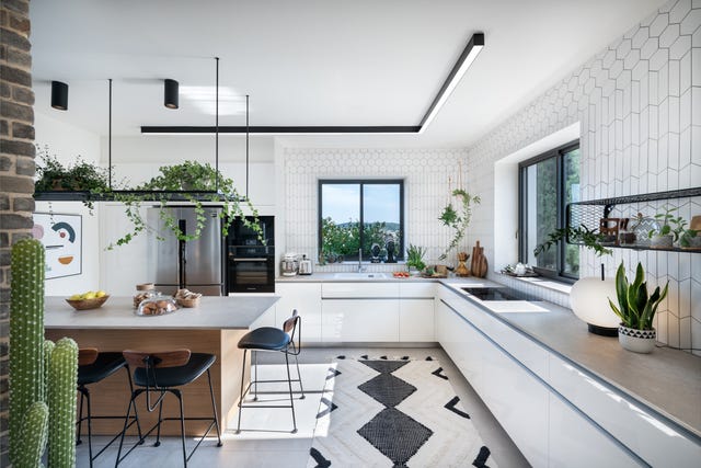 cocina abierta de estilo escandinavo en blanco y negro