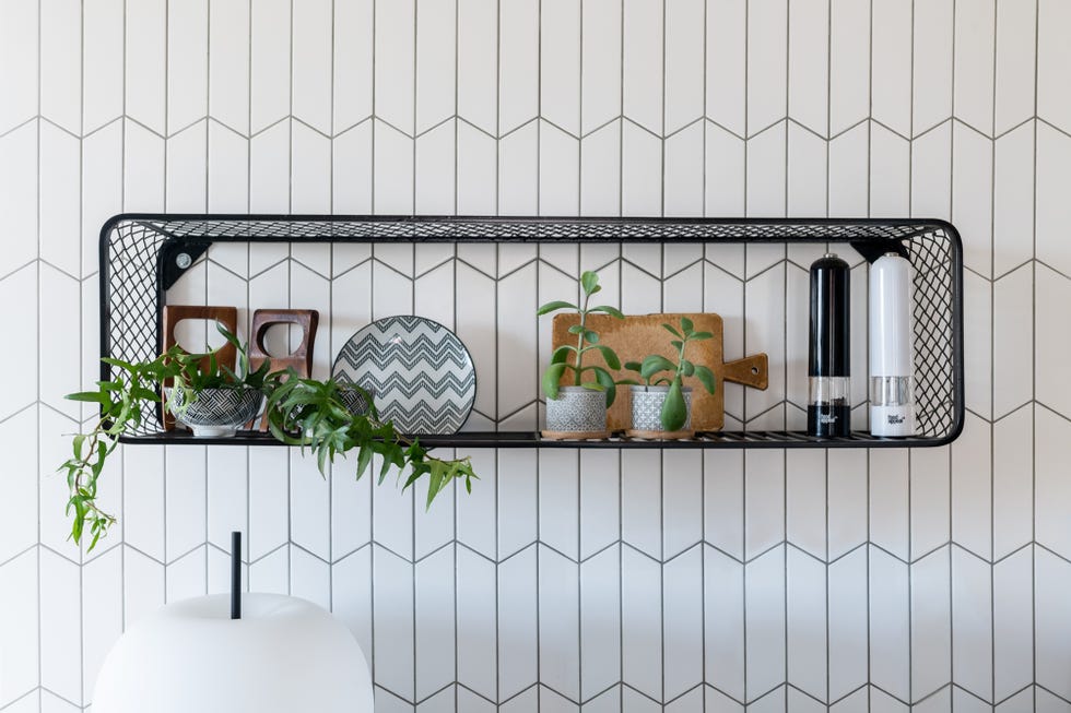 estante de metal negro decorado con plantas