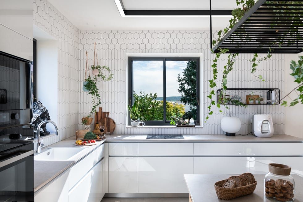 cocina abierta de estilo escandinavo en blanco y negro