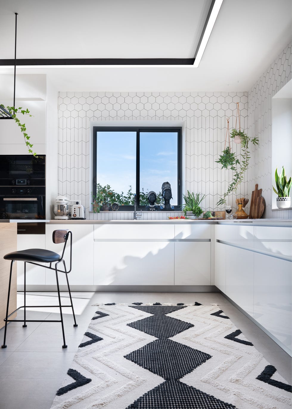 cocina abierta de estilo escandinavo en blanco y negro