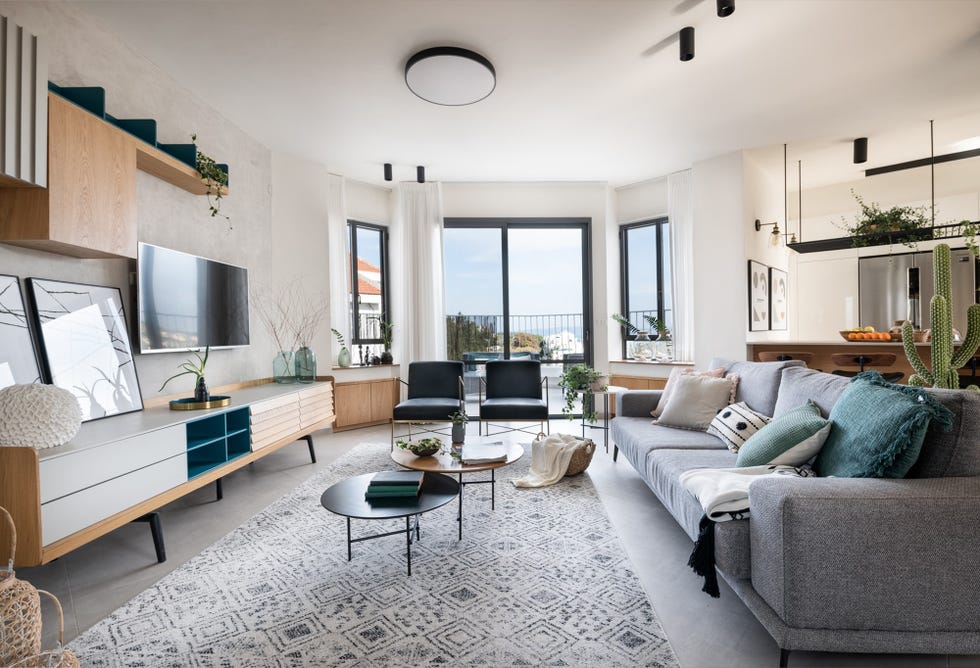salón de estilo escandinavo decorado en tonos neutros