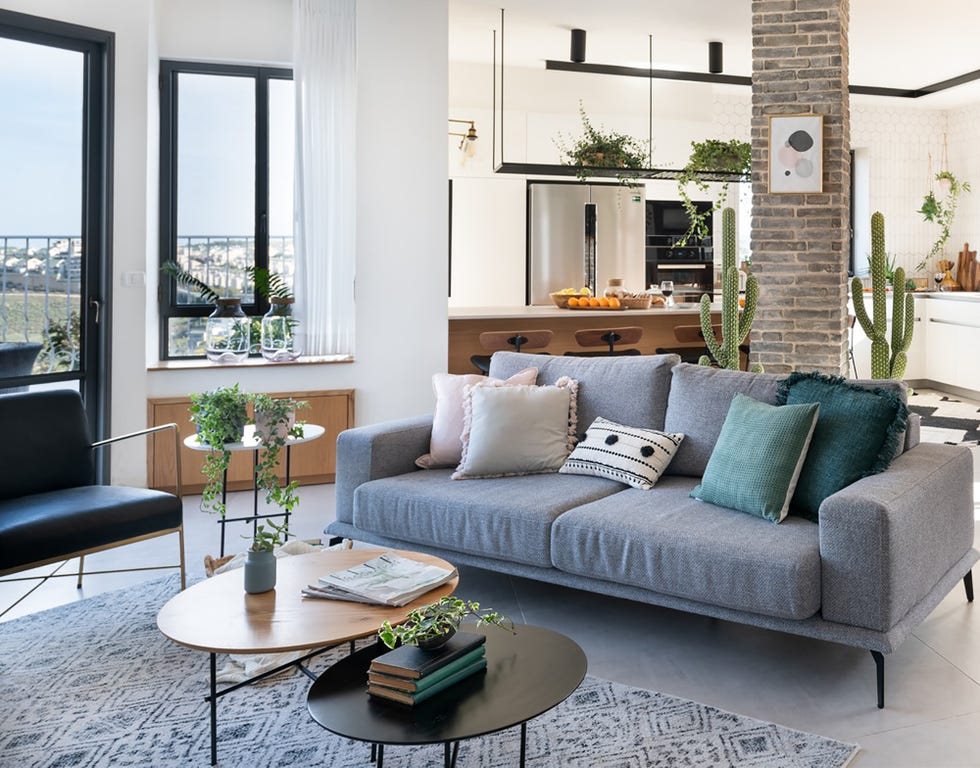 salón abierto de estilo escandinavo decorado en tonos neutros