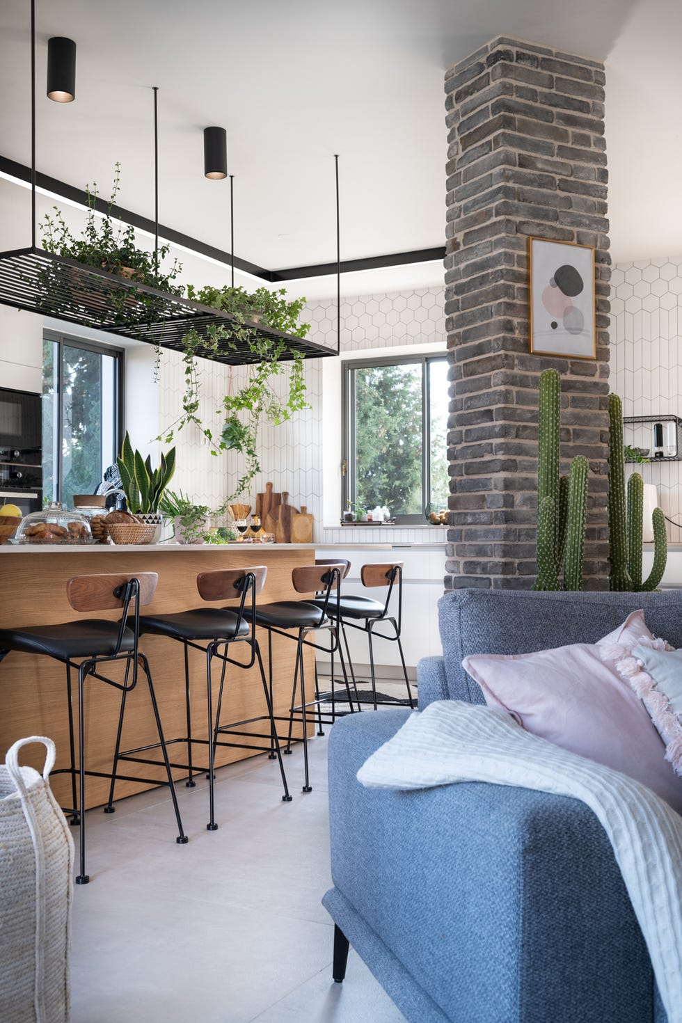 cocina abierta con barra de desayunos en península