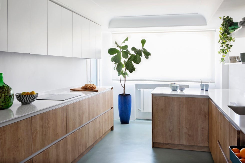 cocina con muebles de madera y barra de desayuno