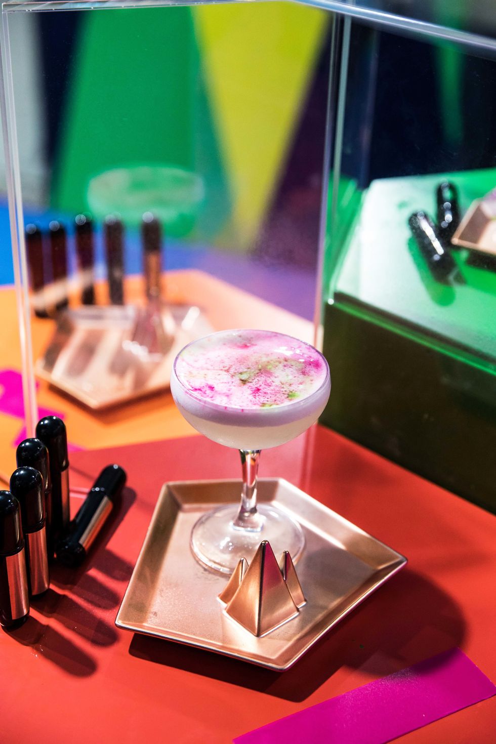 I cocktail per l'estate 2018 devono stuzzicare non solo palato e gola, ma anche il resto dei tuoi sensi: a Londra è nato un nuovo cocktail, si chiama Canvas, è pensato da Bombay Sapphire e rappresenta il futuro della mixology.